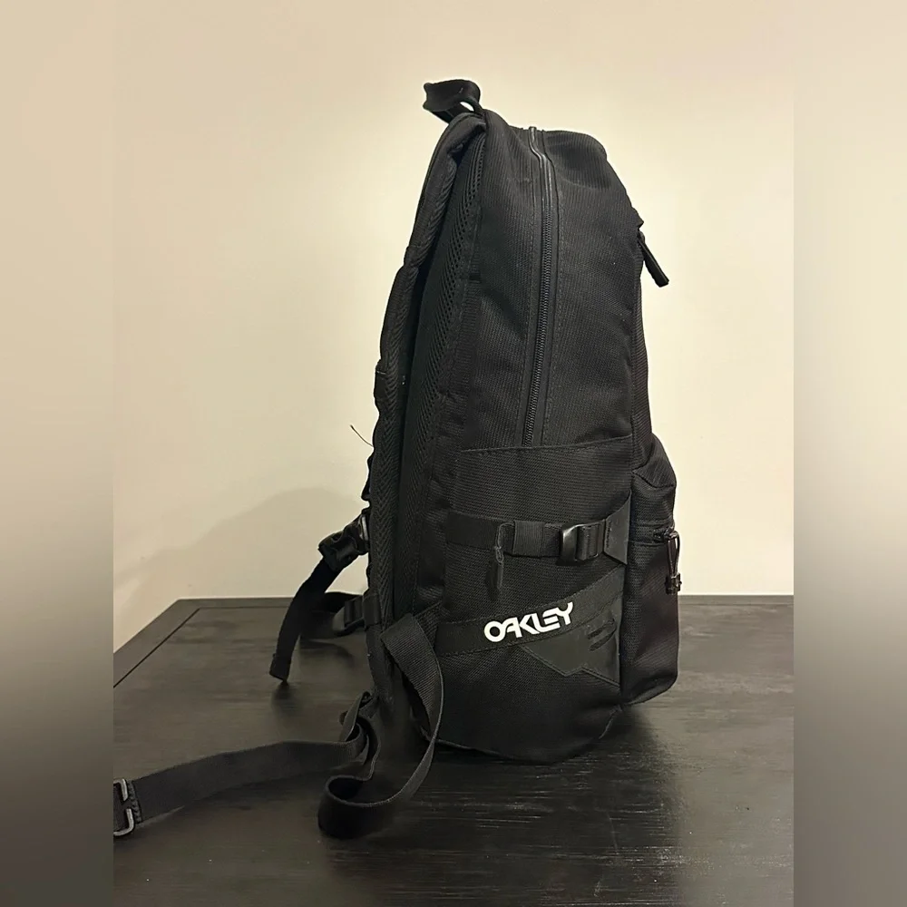 Oakley 20L Street Backpack Performance Black In Speed We Trust